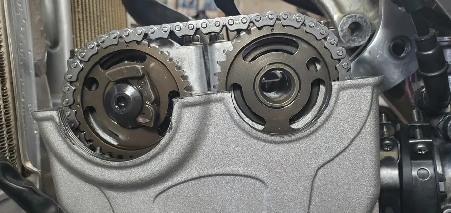 Camshaft sprockets and timing chain on a four-stroke cylinder head