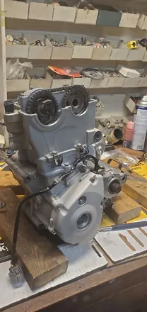 Four-stroke cylinder head with the camshafts and timing chain installed